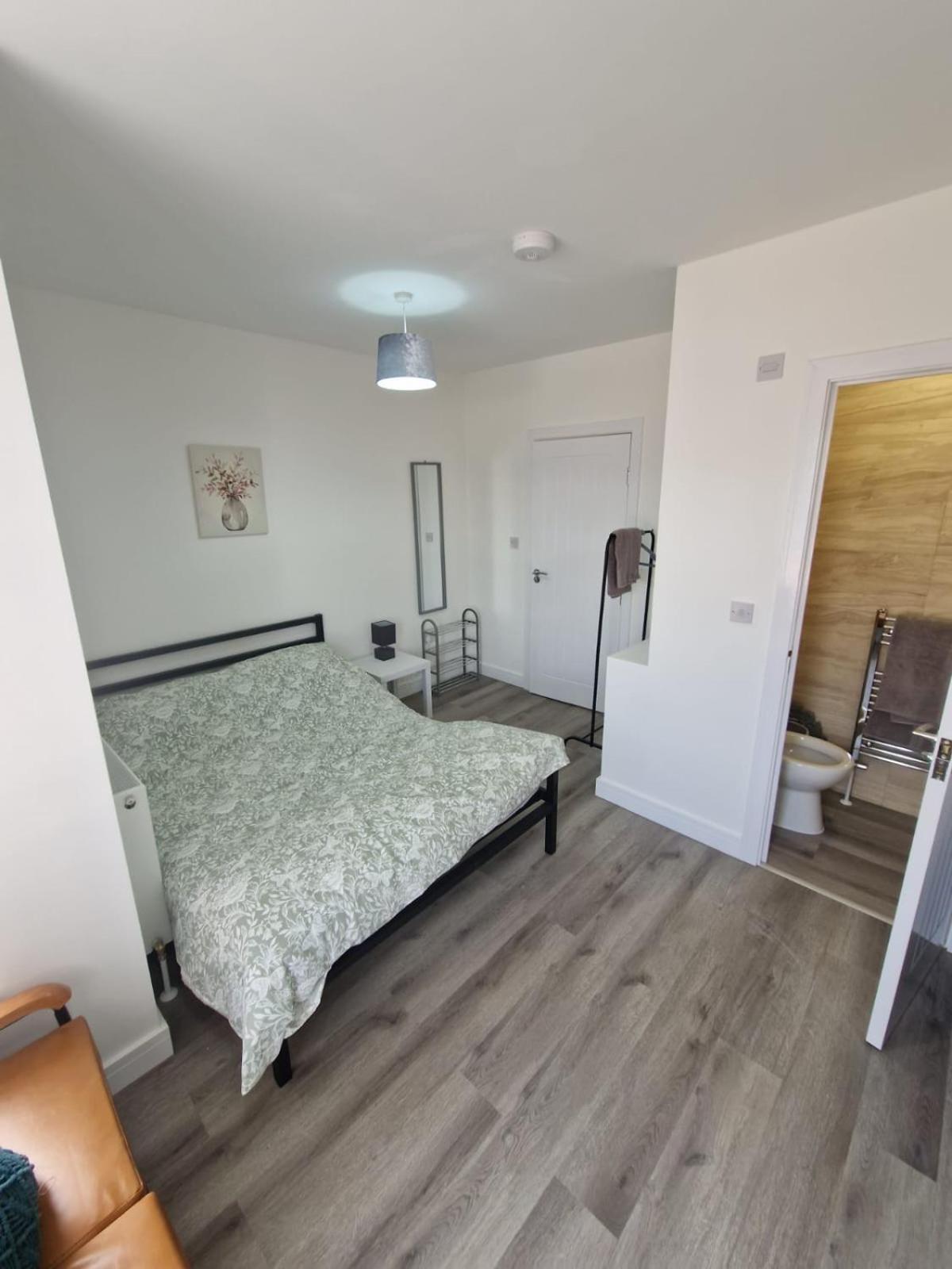 Brand New Studio Flat With Private Bathroom 노샘프턴 외부 사진