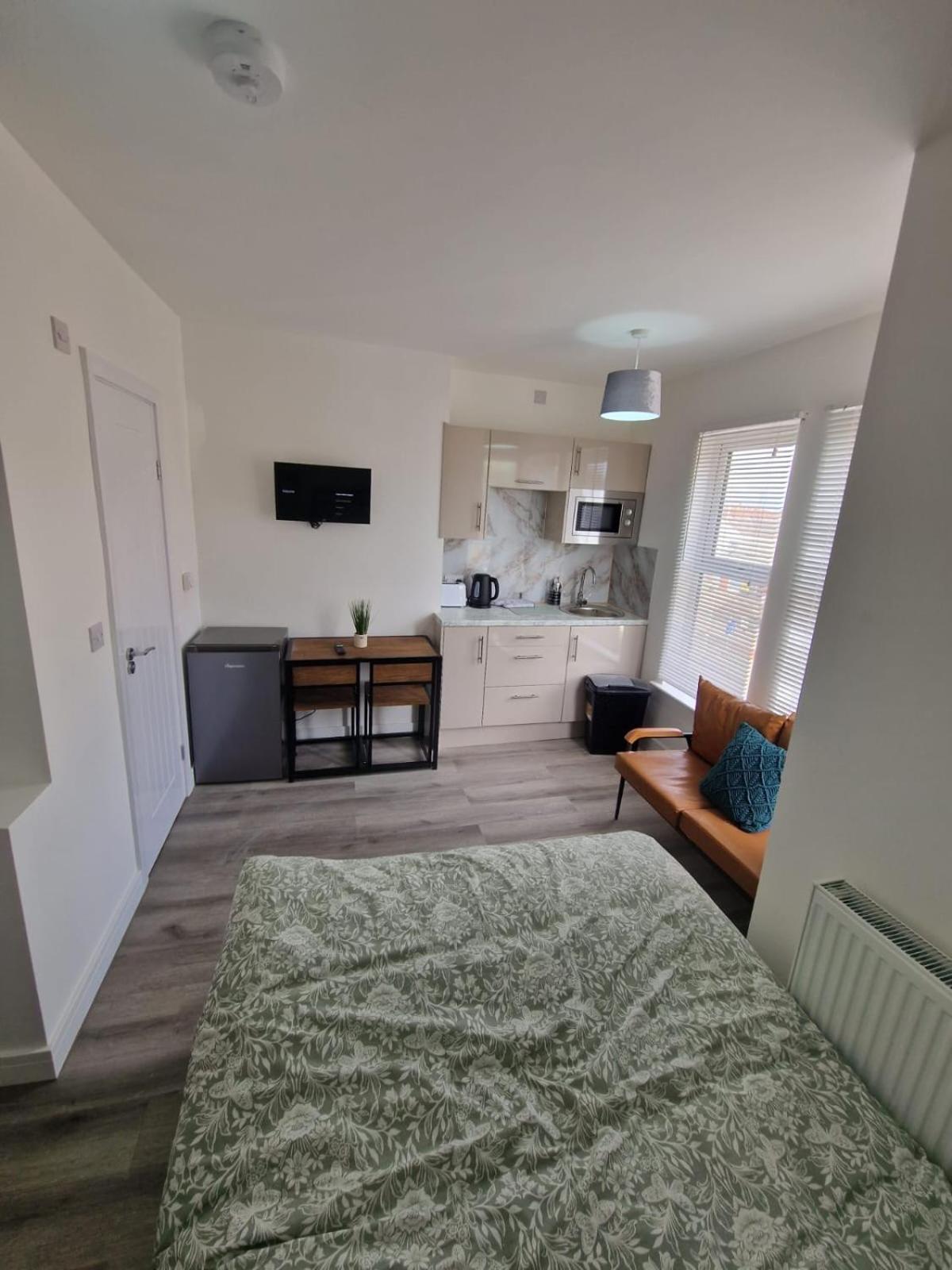 Brand New Studio Flat With Private Bathroom 노샘프턴 외부 사진